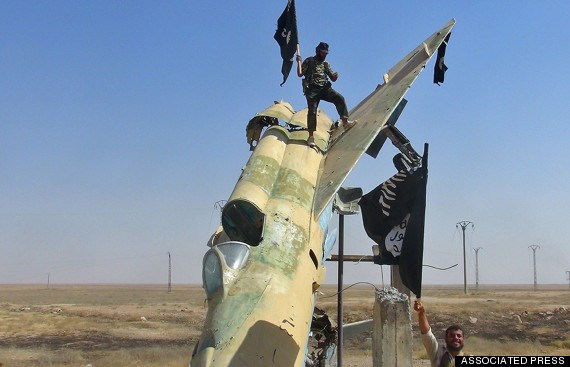 Khủng bố IS đứng trên một xác máy bay chiến đấu bị bắn rơi ở Iraq