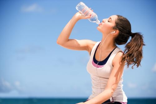 Uống ít nước là một trong những thói quen gây hại thận