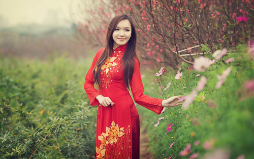 Nhiều chị em chọn thời trang Tết 2015 là áo dài đỏ để đi lễ chùa đầu năm