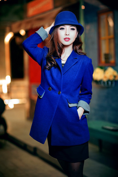 Áo dạ màu xanh coban là một gợi ý cho thời trang Tết 2015 thêm nổi bật