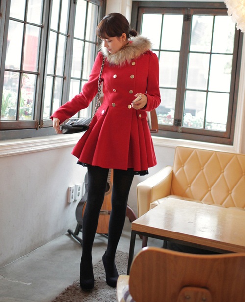 Một chiếc áo khoác màu đỏ không thể thiếu trong bộ sưu tập thời trang Tết 2015 của bạn gái