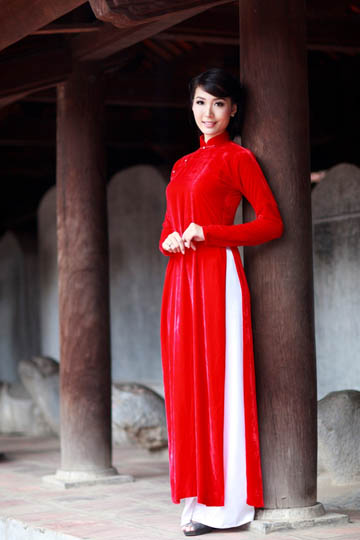 Áo dài nhung màu đỏ là một lựa chọn thông minh, cho bạn gái trẻ trung và nổi bật hơn