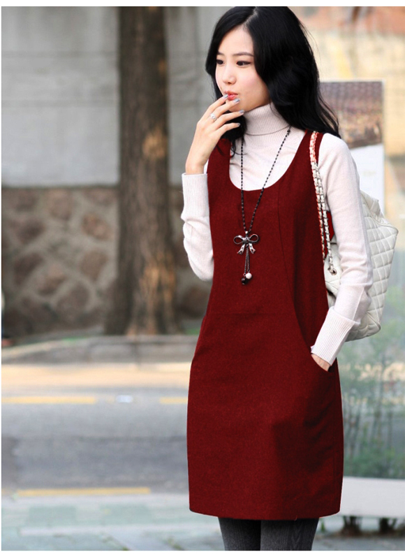 Chị em có thể chọn cho mình kiểu đầm đỏ sát nách để mix cùng áo len hay những mẫu đầm dài tay vải dạ