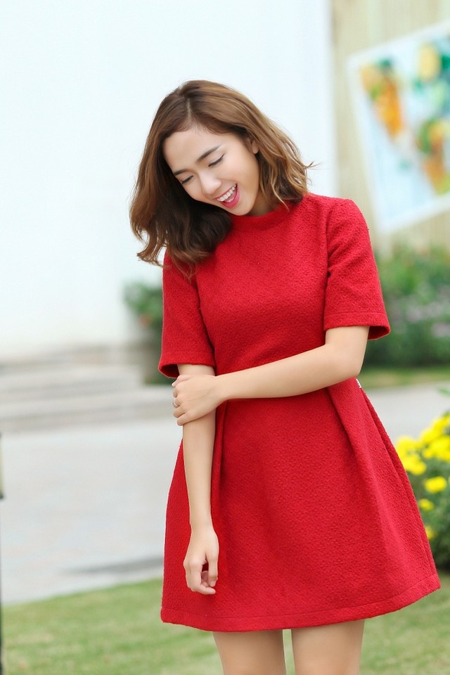 Đầm đỏ tay lỡ sẽ giúp bộ sưu tập thời trang Tết 2015 của bạn gái thêm nổi bật