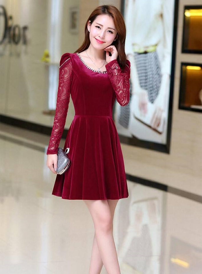 Bạn gái cũng có thể chọn thời trang Tết 2015 là chiếc đầm màu đỏ mận