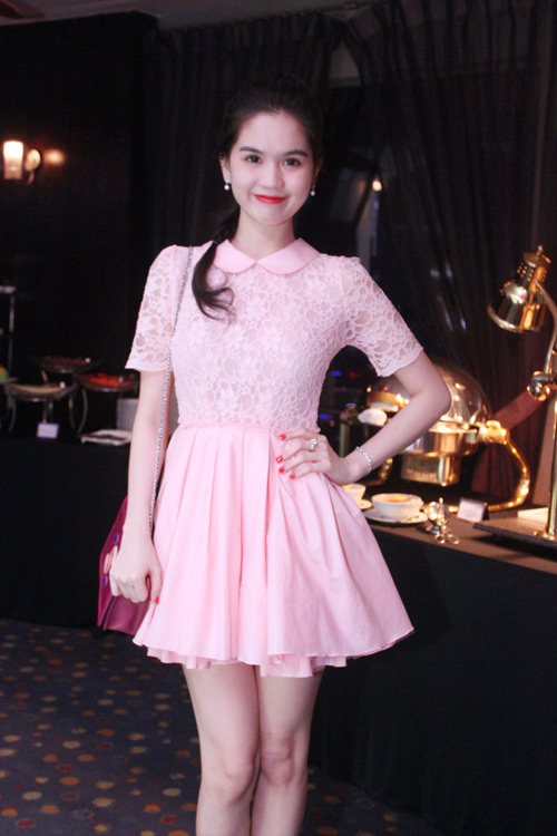 Váy xòe ren hồng pastel là một gợi ý cho thời trang Valentine trẻ trung và nữ tính