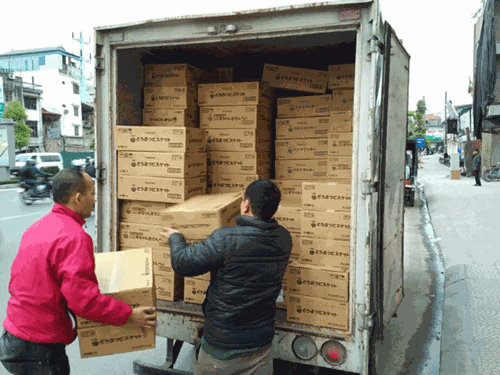 Chiếc xe chở hàng trăm thùng thực phẩm chức năng không rõ nguồn gốc