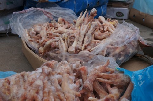 Một lượng lớn thực phẩm đông lạnh gồm chân gà, thịt gà hết hạn sử dụng bị phát hiện