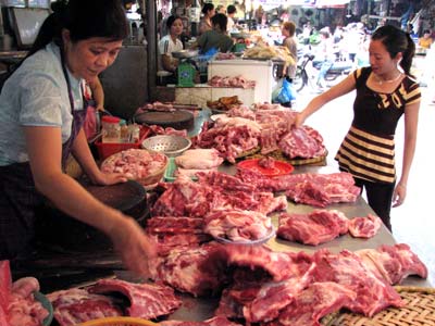Thịt là một thực phẩm ngày Tết không thể thiếu, chính vì vậy người tiêu dùng phải thật lưu ý khi chọn mua các loại thịt 