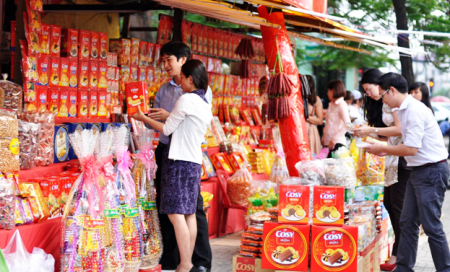 Bánh kẹo là mặt hàng thực phẩm ngày Tết đa dạng và khó kiểm soát nhất