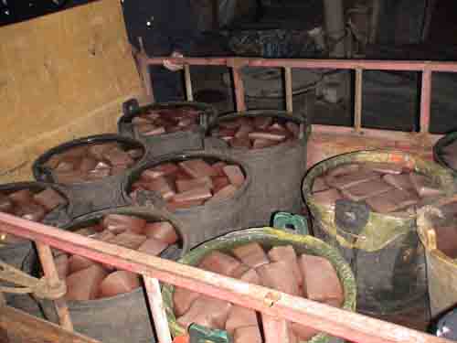 Những thùng tiết lợn bẩn, độc hại được hô biến thành tiết canh vịt thơm ngon gây nguy hiểm cho sức khỏe người tiêu thụ