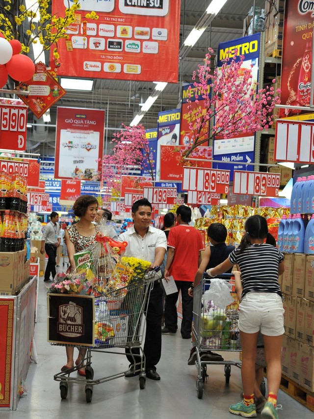 Săn hàng khuyến mãi tại các siêu thị, cửa hàng cũng là cách tiết kiệm chi tiêu ngày Tết