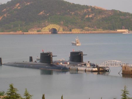 Tình hình Biển Đông ngày 3/11: Kè nổi tàu ngầm, đối diện là cổng vào căn cứ ngầm dưới ngọn đồi ở đảo Hải Nam