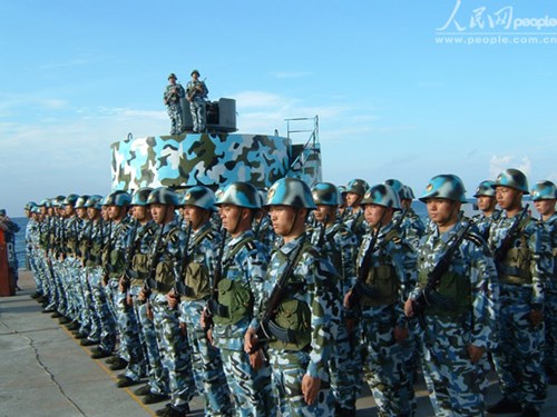 Lính Trung Quốc đồn trú bất hợp pháp trên đá Chữ Thập ơ quần đảo Trường Sa thuộc Biển Đông Việt Nam