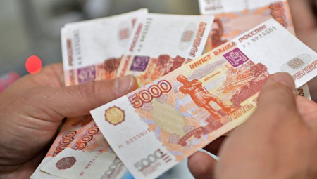 Tình hình Ukraine căng thẳng và các lệnh trừng phạt của Mỹ, EU khiến tỷ giá đồng rúp Nga chạm đáy