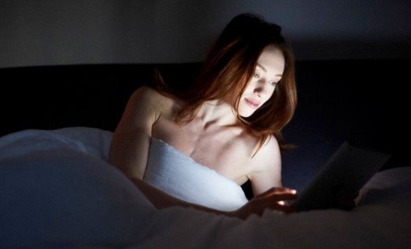 Ngày càng có nhiều người rơi vào tình trạng mất ngủ vì thường xuyên sử dụng điện thoại ban đêm