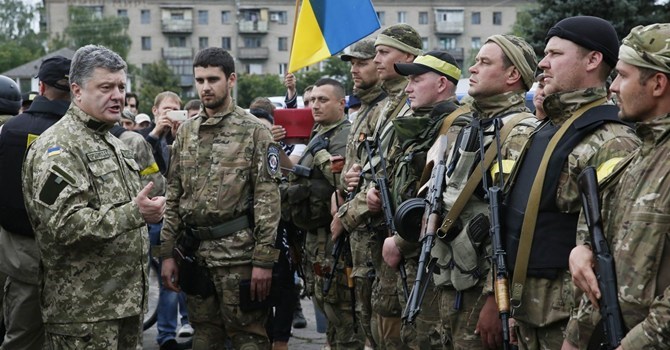 Tổng thống Poroshenko: Quân đội Ukraine đã tăng đáng kể khả năng chiến đấu