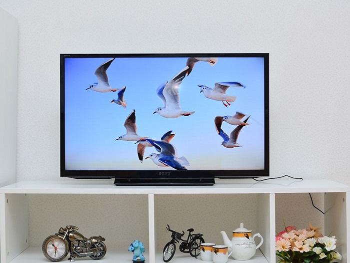 Tivi LED Sony KDL-32R300B có thiết kế hiện đại với màn hình 32 inch giúp tô điểm không gian nội thất gia đình người xem