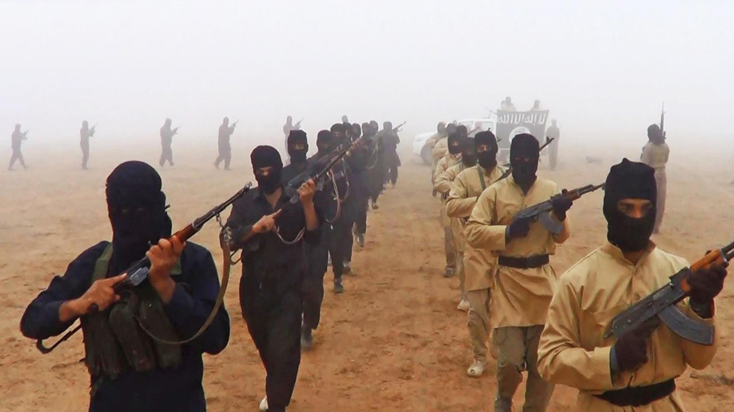 Phiến quân khủng bố IS chuẩn bị xả súng hành quyết hàng loạt lính Iraq hồi tháng 6