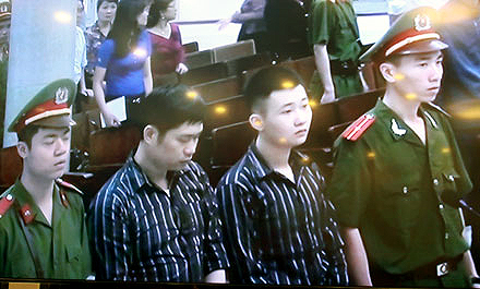 Bác sĩ Nguyễn Mạnh Tường và nhân viên bảo vệ Đào Quang Khánh tại phiên xử vụ Thẩm mỹ viện Cát Tường ngày 14/4. 