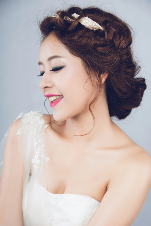 Tóc tết và búi thấp là một kiểu tóc đẹp cho cô dâu thêm thanh lịch và dịu dàng