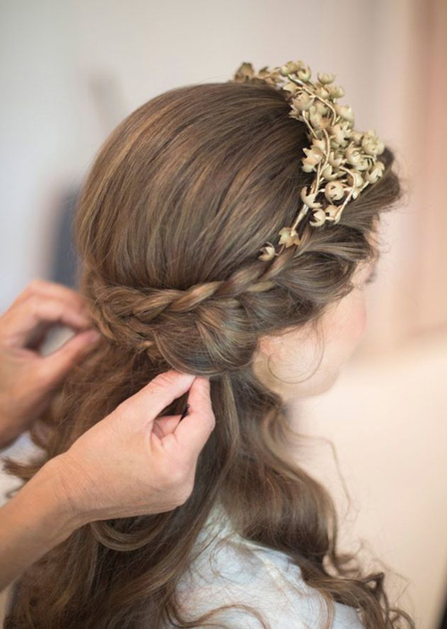 Tóc tết buộc nửa cũng là một kiểu tóc đẹp cho cô dâu được ưa chuộng
