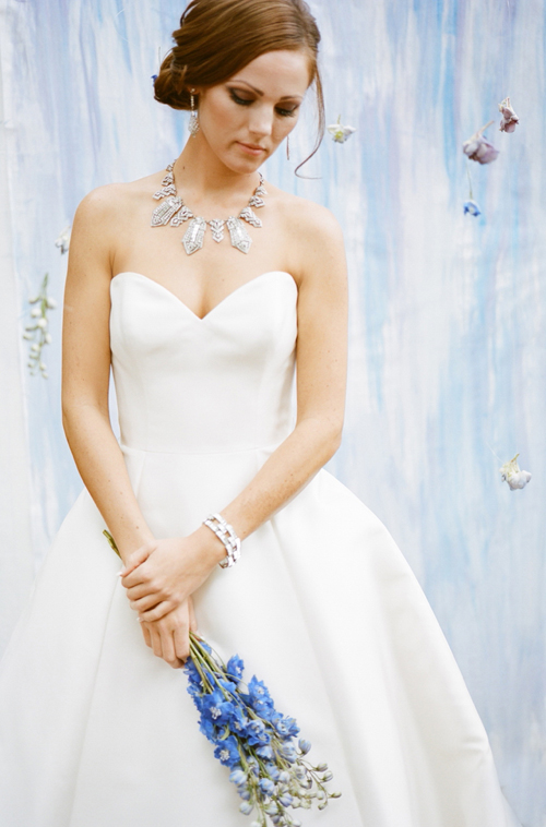 Trang sức cô dâu cần lựa chọn sao cho đồng điệu và phù hợp với váy cưới để tôn được vẻ đẹp của chiếc váy