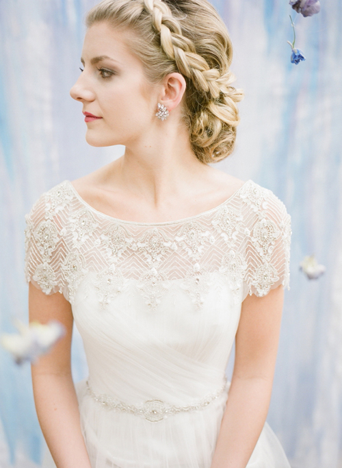 Có thể chọn trang sức cô dâu nhẹ nhàng, đơn giản để sử dụng sau đám cưới