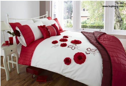 Thay áo cho căn phòng bằng một bộ ga gối đỏ là một lựa chọn trang trí nhà mang đến nhiều may mắn