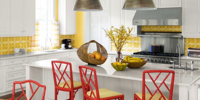 Trang trí nhà bếp bằng việc sơn lại ghế với những gam màu tươi sáng 