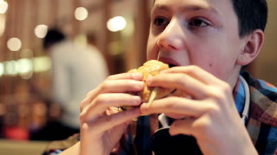 Ăn nhiều hamburger và đồ ăn nhanh ở tuổi vị thành niên khiến trẻ kém thông minh hơn 