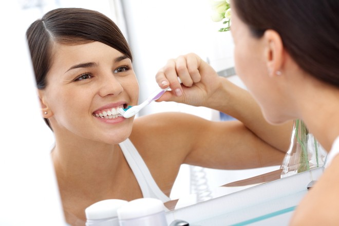 Đánh răng sau khi ăn là giải pháp hữu hiệu giữ hơi thở thơm mát