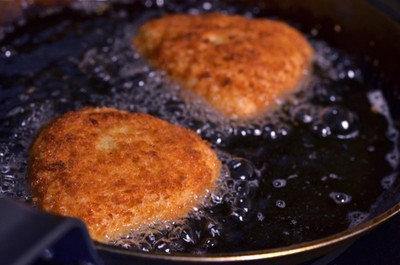 Bước 11: Đặt chảo dầu lên bếp, khi dầu nóng  bạn cho xôi vào chiên vàng giòn hai mặt với ngọn lửa vừa. Xôi chín lấy xôi ra để ráo dầu.