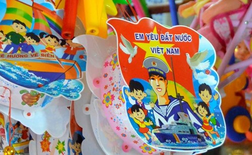 Đồ chơi Trung thu năm nay mang đậm màu sắc tình yêu Tổ quốc và bảo vệ chủ quyền biển đảo, hầu hết sản phẩm phục vụ cho trẻ em đều là hàng Việt Nam thay vì hàng Trung Quốc như những năm trước. 