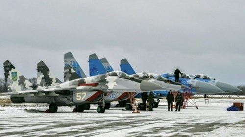 Những chiếc MiG-29 và Su-27 trong buổi lễ tại căn cứ không quân Ozerne hôm 5/1