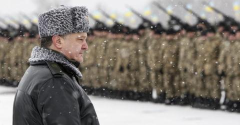 Tổng thống Ukraine Poroshenko thị sát những vũ khí mới nhập về Ukraine