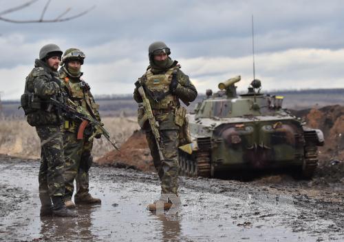 Binh sĩ quân đội Ukraine tại khu vực chiến sự ở ngoại ô thành phố Debaltseve, vùng Donetsk ngày 24/12/2014