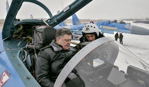 Tống thống Ukraine Poroshenko ngồi bên trong buồng lái của một chiếc Su-27