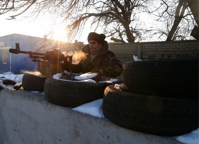 Một dân quân địa phương đứng gác tại một điểm kiểm soát của lực lượng ly khai ở Donetsk
