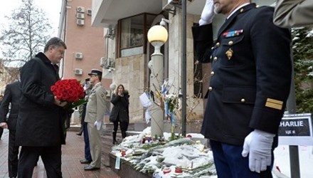 Tổng thống Ukraine đặt hoa tưởng niệm các nạn nhân trong vụ khủng bố tại Pháp hôm 7/1 