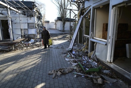 Nhà dân bị phá hủy nghiêm trọng do bị pháo kích trong các cuộc xung đột ở Donetsk, miền Đông Ukraine