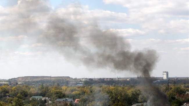 Cột khói bốc lên từ khu dân cư gần sân bay Donetsk sau các cuộc đụng độ giữa quân chính phủ và ly khai, hồi tháng 10/2014