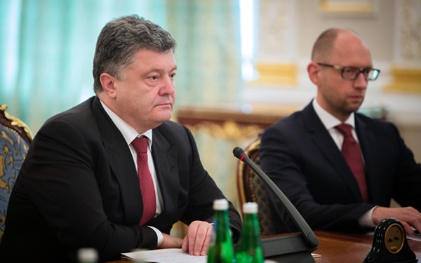 Tổng thống Ukraine Poroshenko và Thủ tướng Yatsenyuk dường như không đi chung một con đường