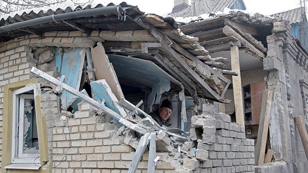 Một ngôi nhà tại khu vực Donetsk bị trúng đạn pháo