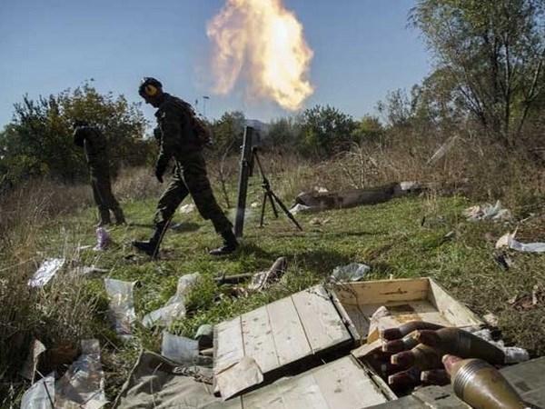 Lực lượng ly khai bắn súng cối về phía quân Ukraine gần sân bay ở thành phố Donetsk