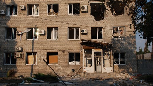 Mặt tiền trường đại học Donetsk sau khi quân ly khai Ukraina pháo kích
