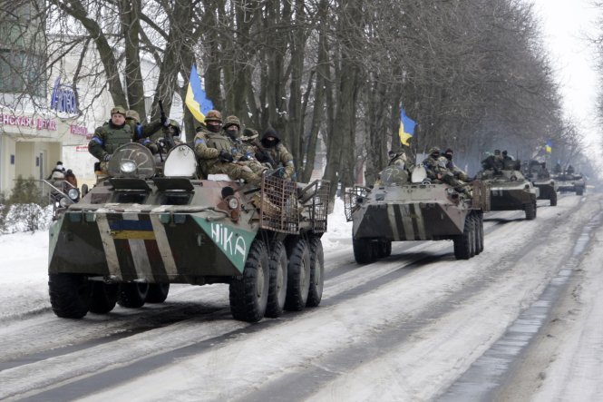 Xe vũ trang của quân đội Ukraine di chuyển ở miền đông Ukraine