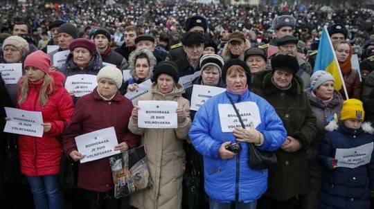 Những người tham gia cuộc tuần hành vì hòa bình ngày 18-1 tại Quảng trường Độc lập ở thủ đô Kiev