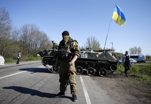 Binh sĩ Ukraine đứng gác tại một điểm kiểm soát ở làng Manilivka, miền đông Ukraine
