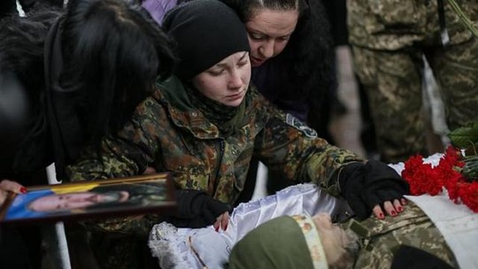 Một nữ quân nhân Ukraine tại đám tang người cha tử trận ở Luhansk